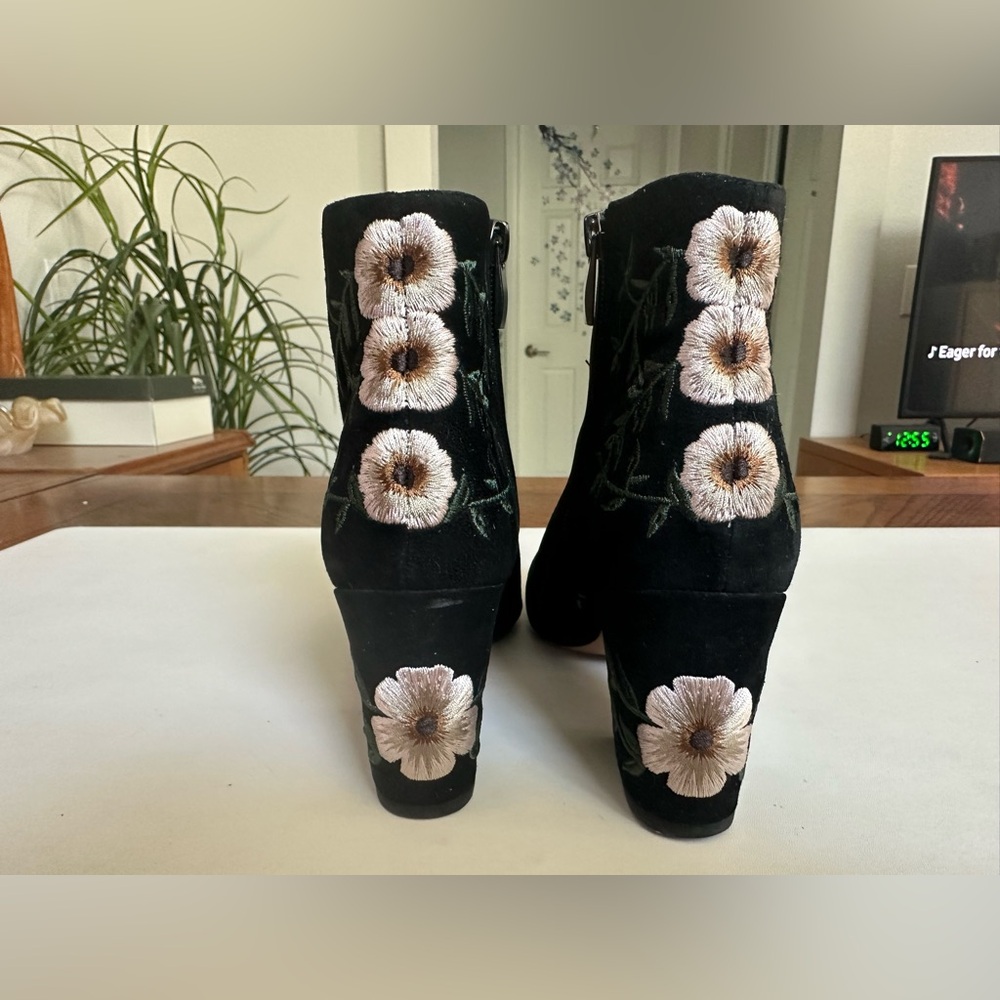 Franco Sarto Boho Black Suede Leather Floral Embroidered Heel Boots Shoes Size 7
